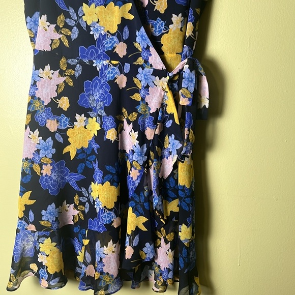 Banana Republic Floral Wrap Dress in Blue and Yellow. - Picture 3 of 8